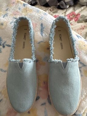 TOMS denim shoe